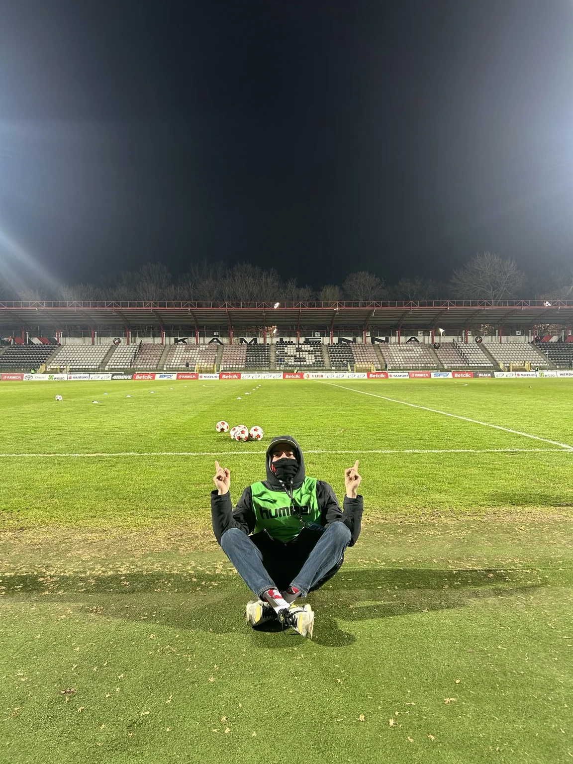 Przy murawie stadionu piłkarskiego