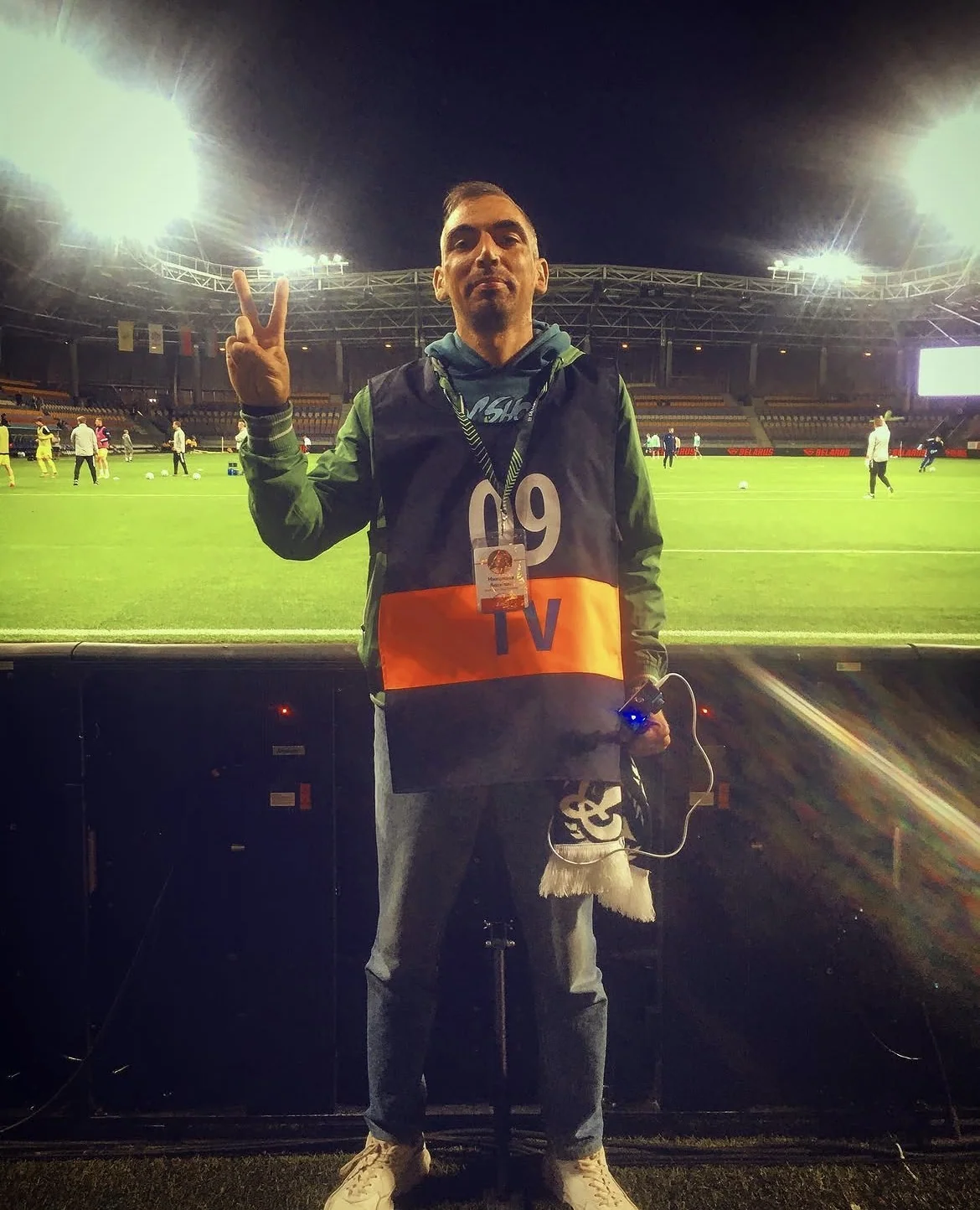 Praca medialna przy murawie stadionu